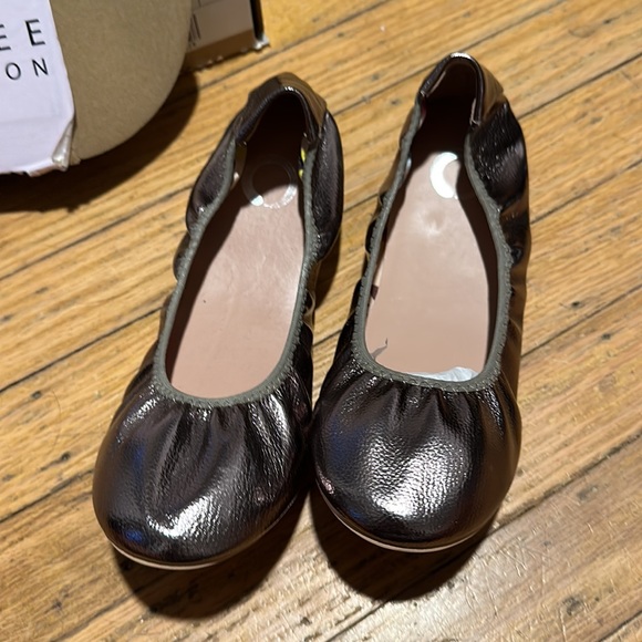 Journee Collection Lindy Womens Ballet Flats Faux Leather Pewter Size 6 - Picture 4 of 6